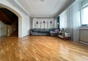 Дом 260м², 3-этажный, на длительный срок, 